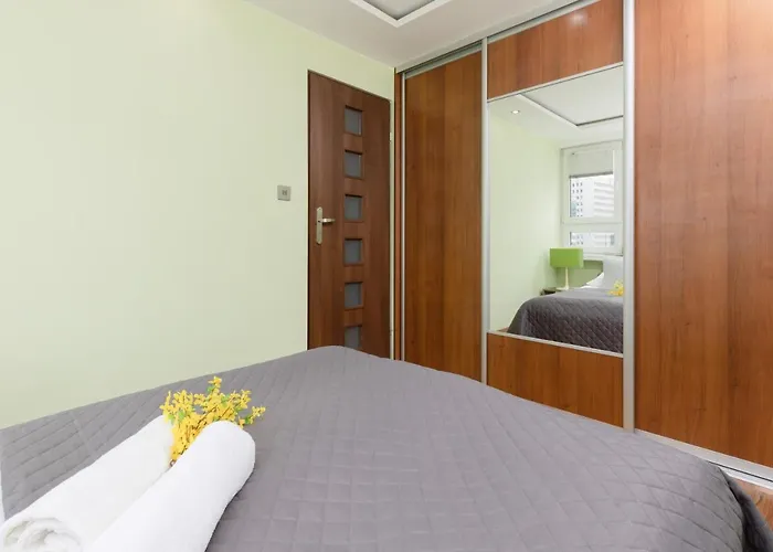 Jana Pawla Ii Next To The Metro By Renters Apartman Varsó